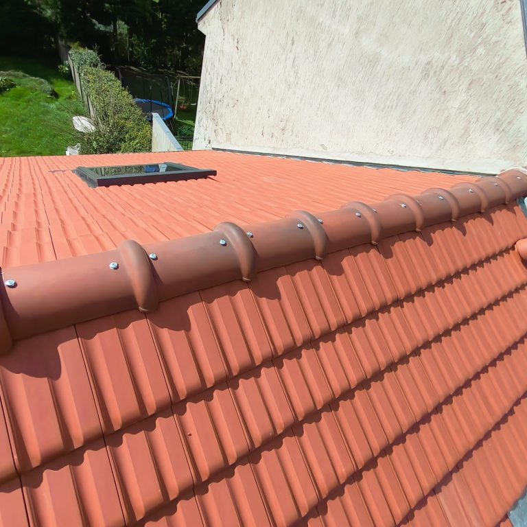 Toit en tuiles rouges avec une lucarne, vue depuis le dessus.