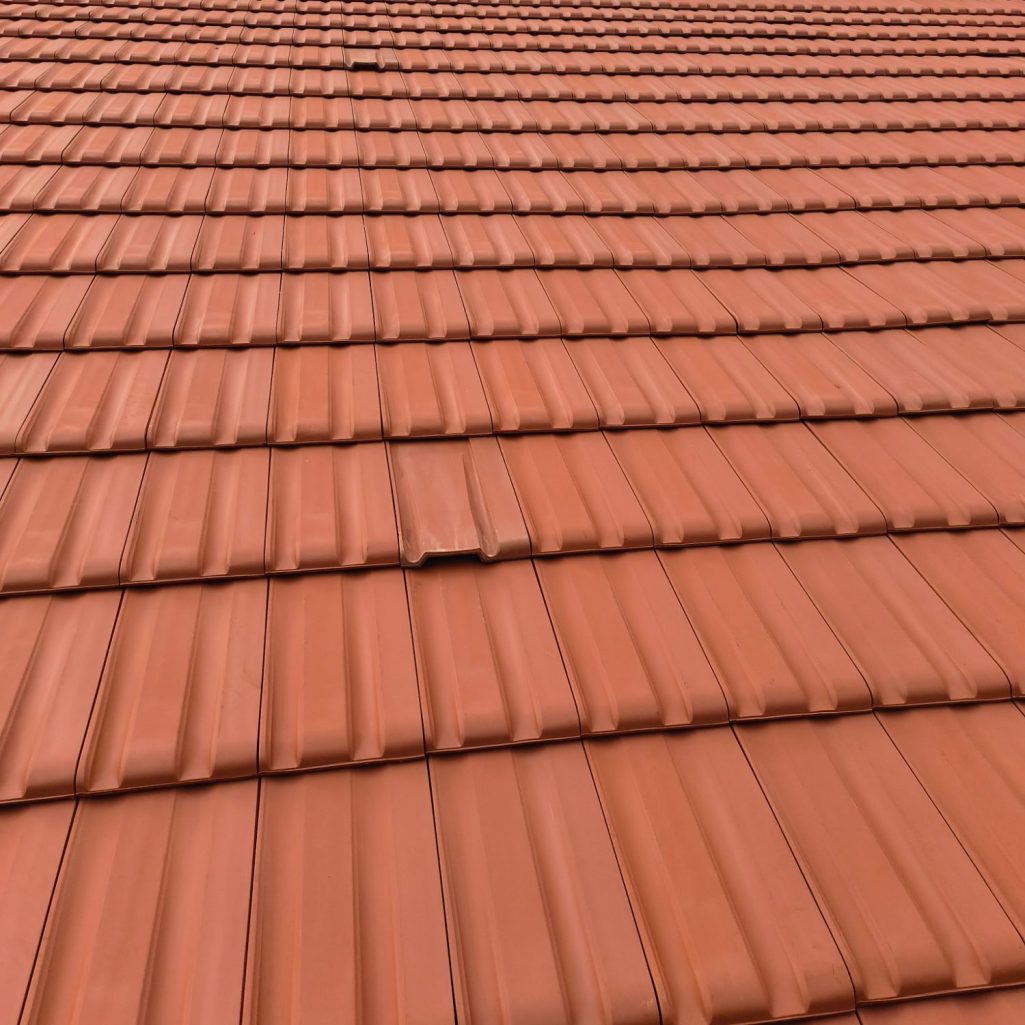 Toit en tuiles rouges avec un motif régulier.